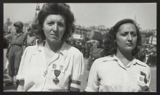 Marseille libérée, 29 août 1944. Deux résistantes décorées par le Général de Montsabert