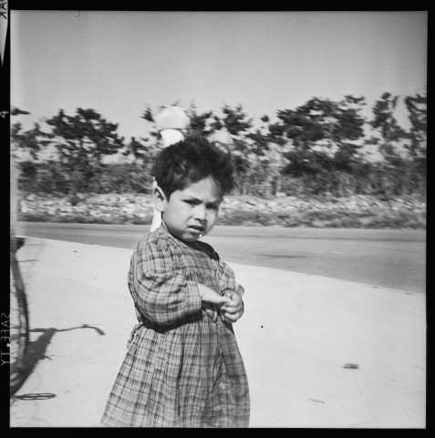 Portraits d'enfants et foule sur la plage