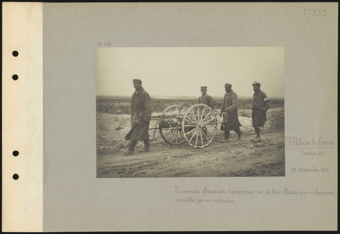 Saint-Hilaire-le-Grand (secteur de). Prisonniers allemands transportant un de leurs blessés sur un brancard surveillés par un infirmier