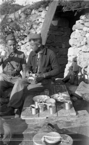 Devant l'nfirmerie prés de Mequinenza (Catalogne),17 avril 1938. l'infirmier "vieux" polonais Drabik, de la France du Nord et Antonio infirmier espagnol d'Andalousie.