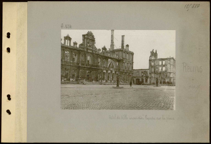 Reims. Hôtel de ville incendié. Façade sur la place