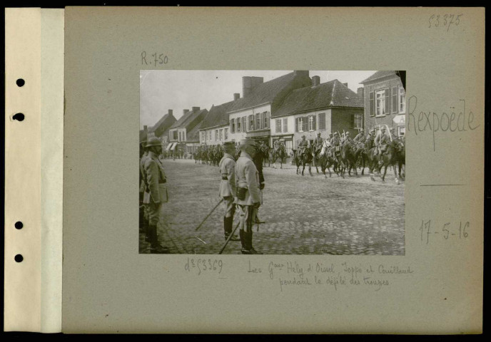 Rexpoëde. Dans le village. Remise de décorations par le général Hély d'Oissel, commandant le 36e C.A. Les généraux Hély d'Oissel, Joppé et Couillaud pendant le défilé des troupes