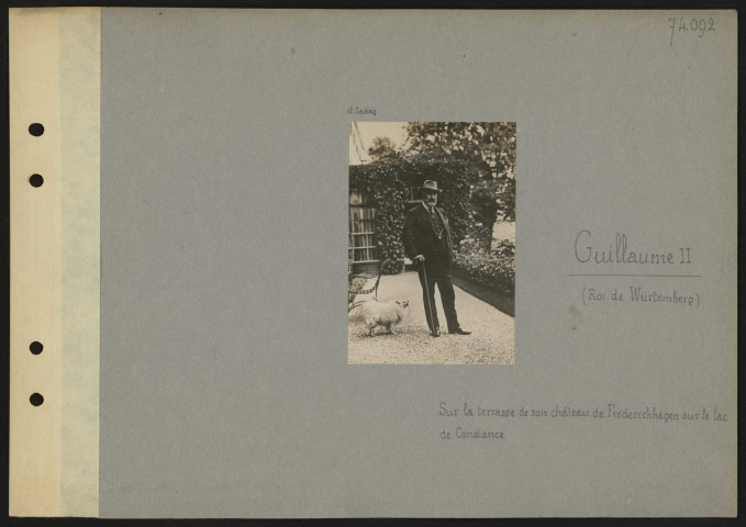Guillaume II (roi de Würtemberg). Sur la terrasse de son château de Frédérichhagen sur le lac de Constance