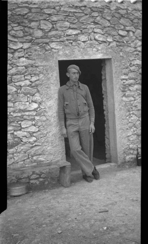 Gabriel Ersler devant l'infirmerie