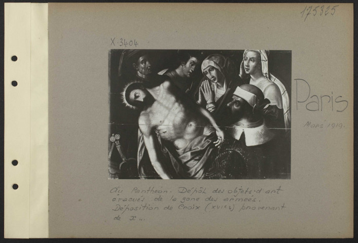 Paris. Au Panthéon. Dépôt des objets d'art évacués de la zone des armées. Déposition de croix (XVIe siècle) provenant de X