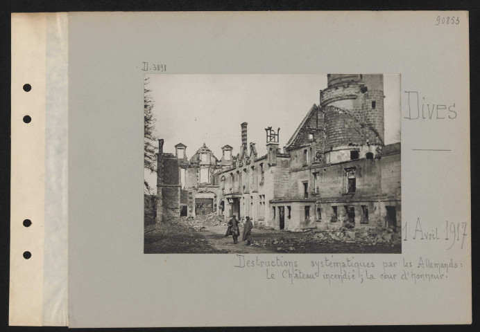 Dives. Destructions systématiques par les Allemands : le château incendié ; la cour d'honneur