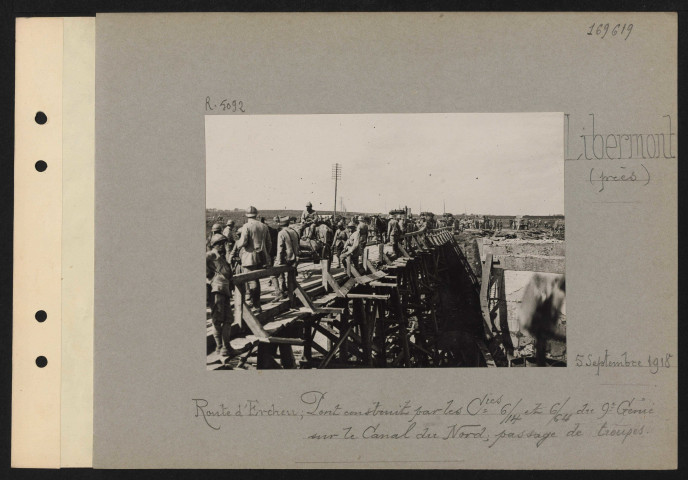 Libermont (près). Route d'Ercheu ; pont construit par les compagnies 6/14 et 6/64 du 9e génie sur le canal du nord ; passage de troupes