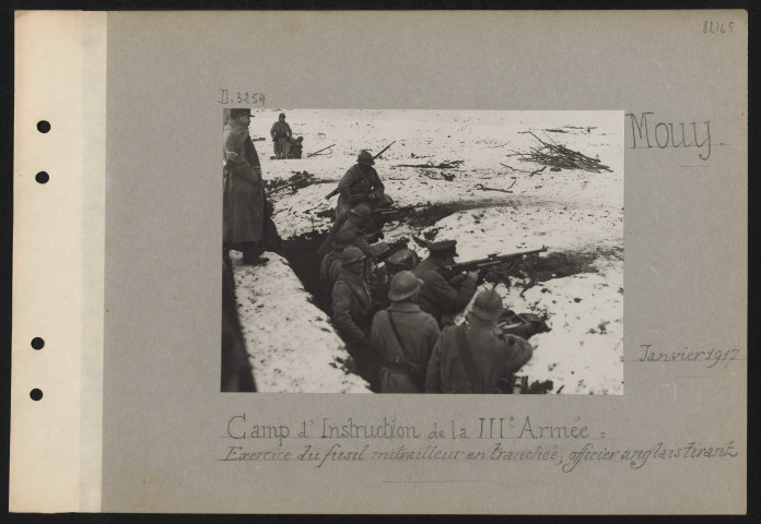 Mouy. Camp d'instruction de la IIIe armée : exercice du fusil mitrailleur en tranchée ; officier anglais tirant