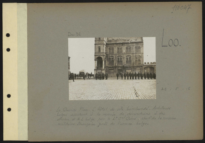 Loo. La grande place. L'Hôtel de ville bombardé. Artilleur belges assistant à la remise de décorations à des officiers d'AL belge par le lieutenant-colonel Génie, chef de la mission militaire française près de l'armée belge