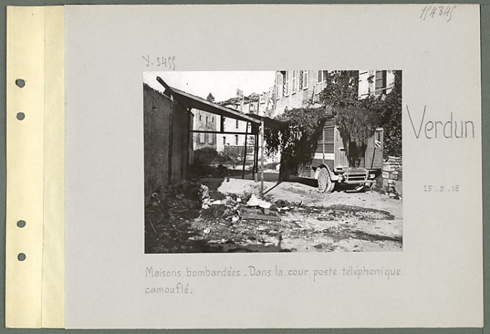 Verdun. Maisons bombardées. Dans la cour poste téléphonique camouflé
