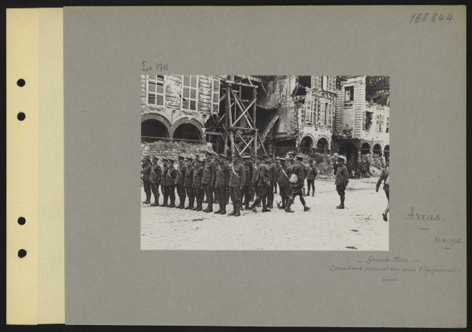 Arras. Grande Place. Canadiens passant une revue d'équipement