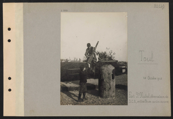 Toul. Fort Saint-Michel, observatoire de DCA. Mitrailleuse contre avions
