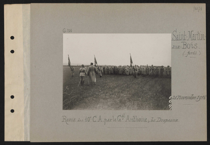 Saint-Martin-aux-Bois (près). Revue du 10e CA par le général Anthoine ; les drapeaux