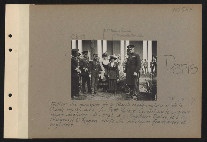 Paris. Festival des musiques de la garde royale anglaise et de la garde républicaine. Au Petit Palais. Concert par la musique royale anglaise. Au premier plan, à gauche, capitaine Balay, et à droite Mackenzie C. Rogan chefs des musiques françaises et anglaises
