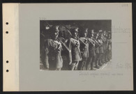 Montmacq. Soldats anglais pendant une revue