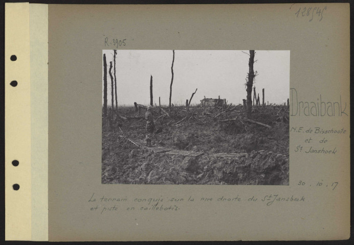 Draaibank (nord-est de Bixshoote et de Saint-Janshoek). Le terrain conquis sur la rive droite du Saint-Jansbeek et piste en caillebotis