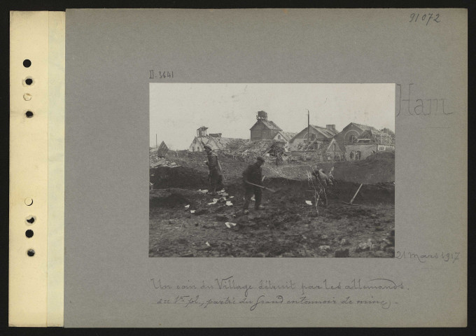 Ham. Un coin du village détruit par les Allemands. Au premier plan, partie du grand entonnoir de mine
