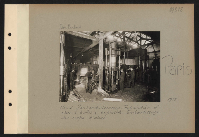 Paris. Usine Panhard et Levassor. Fabrication d'obus à balles et explosifs. Emboutissage des corps d'obus