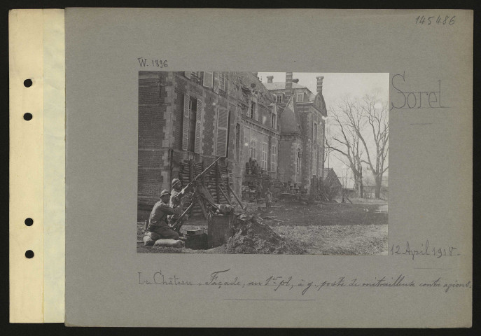 Sorel. Le château : façade ; au premier plan ; à gauche, poste de mitrailleuse contre avions