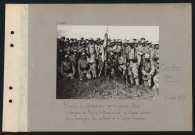 Candor (près). Remise de décorations par le général Pétain : le drapeau du régiment d'infanterie coloniale du Maroc, décoré de la fourragère aux couleurs de la Légion d'honneur