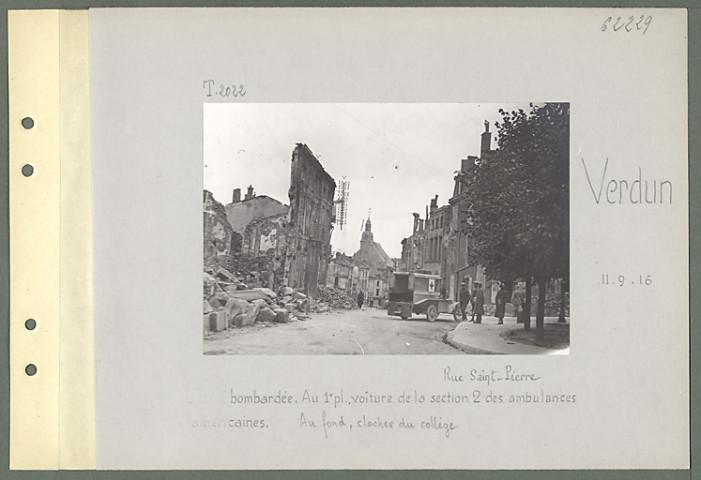 Verdun. Rue Saint-Pierre bombardée. Au premier plan, voiture de la section 2 des ambulances américaines. Au fond, clocher du collège