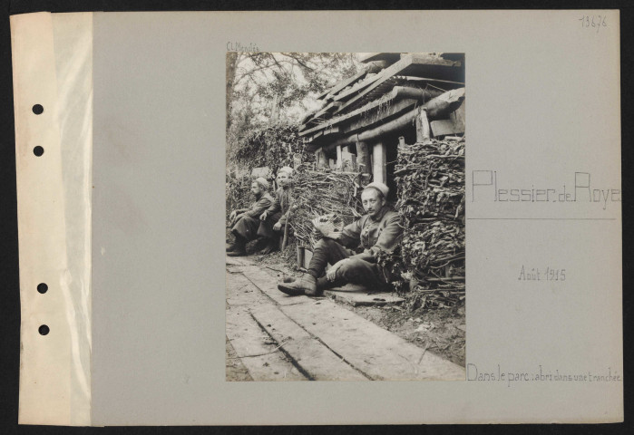 Plessier-de-Roye. Dans le parc : abri dans une tranchée