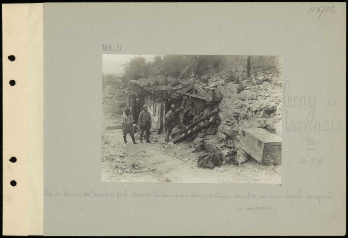 Cerny-en-Laonnois (près). Près du Chemin des Dames et de la sucrerie. Cantonnement dans un chemin creux. À droite, ancienne chapelle transformée en coopérative