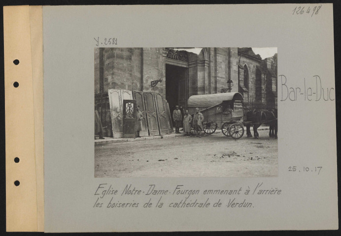 Bar-le-Duc. Église Notre-Dame. Fourgon emmenant à l'arrière les boiseries de la cathédrale de Verdun