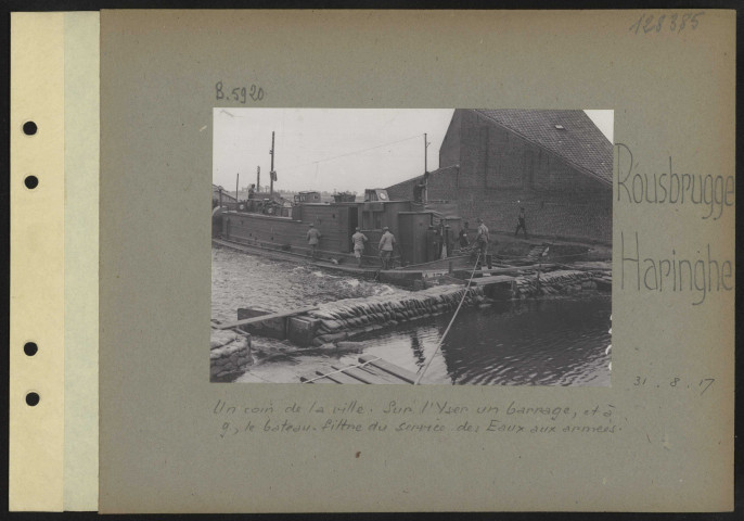 Rousbrugge-Haringhe. Un coin de la ville. Sur l'Yser un barrage, et à gauche, le bateau -filtre du service des eaux aux armées