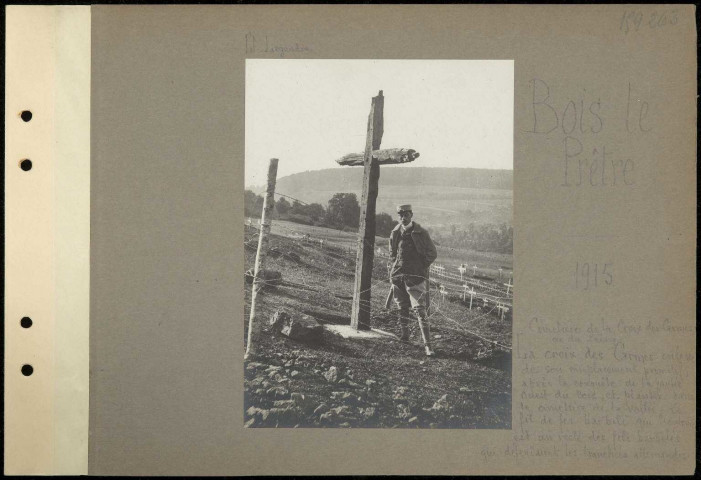 Bois le Prêtre. Cimetière de la Croix des Carmes ou du Pétant. La Croix des Carmes enlevée de son emplacement primitif, après la conquête de la partie ouest du bois, et plantée dans le cimetière de la vallée. Le fil de fer barbelé qui l'entoure est un reste des fils barbelés qui défendaient les tranchées allemandes