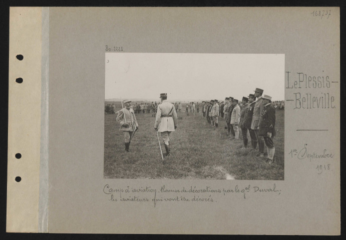 Le Plessis-Belleville. Camp d'aviation. Remise de décorations par le général Duval ; les aviateurs qui vont être décorés