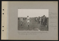 Le Plessis-Belleville. Camp d'aviation. Remise de décorations par le général Duval ; les aviateurs qui vont être décorés