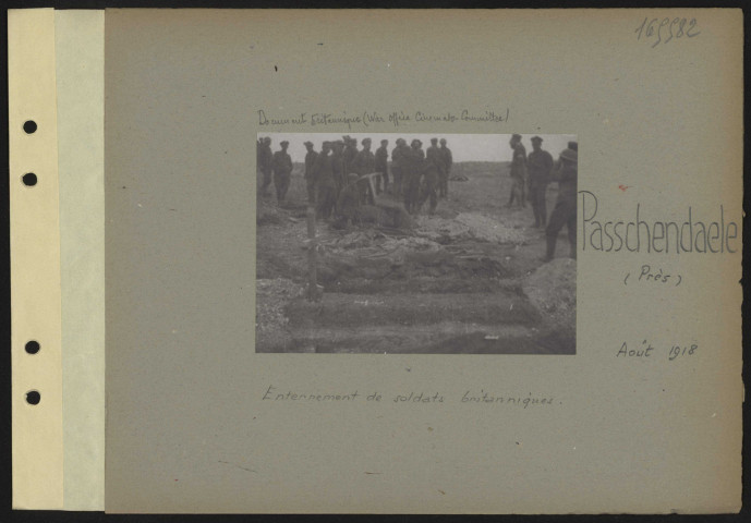 Passchendaele (près). Enterrement de soldats britanniques