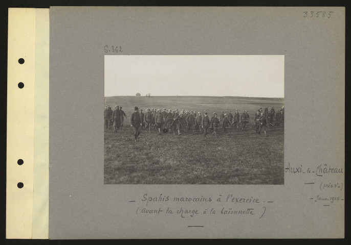 Auxi-le-Château (près d'). Spahis marocains à l'exercice. Avant la charge à la baïonnette