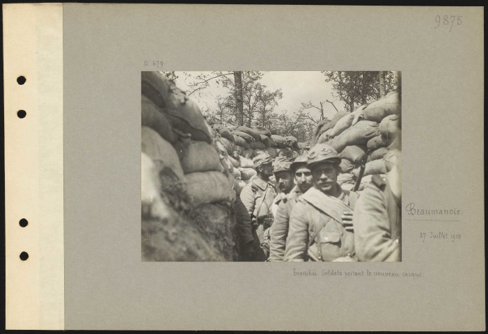 Beaumanoir. Tranchée. Soldats portant le nouveau casque