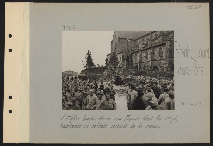 Rembercourt-aux-Pots. L'église bombardée en 1914, façade nord. Au premier plan, habitants et soldats sortant de la messe