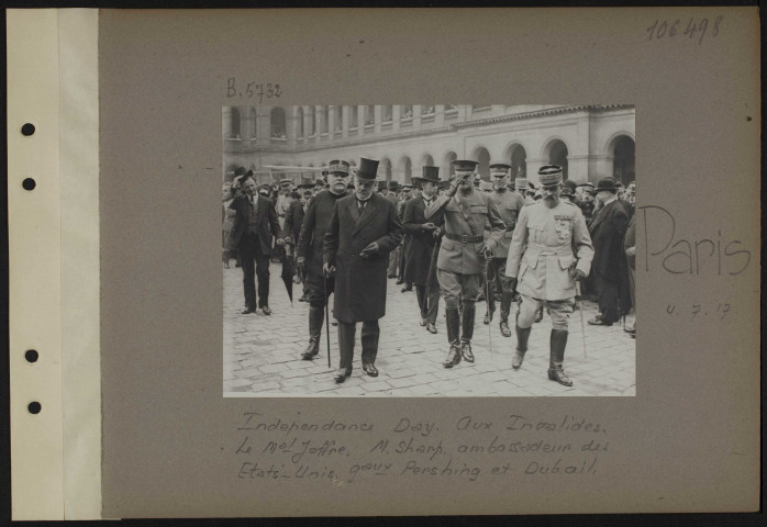 Paris. Independance Day. Aux Invalides. Le maréchal Joffre. Monsieur Sharp. Ambassadeur des Etats-Unis. Généraux Pershing et Dubail