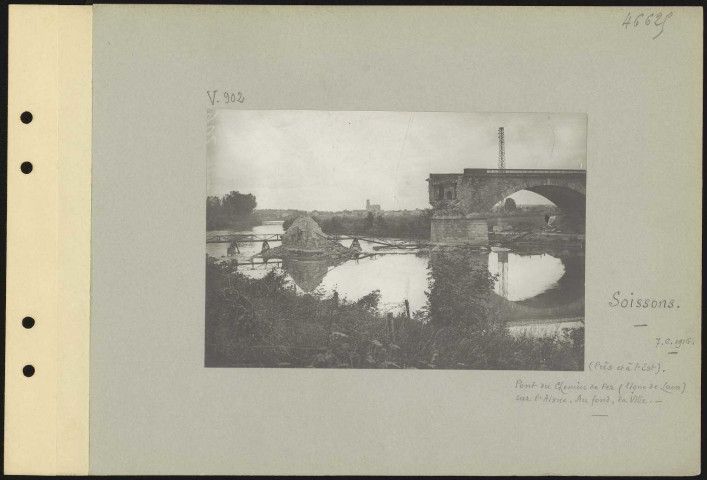 Soissons. (Près et à l'est). Pont au chemin de fer (ligne de Laon) sur l'Aisne. Au fond, la ville