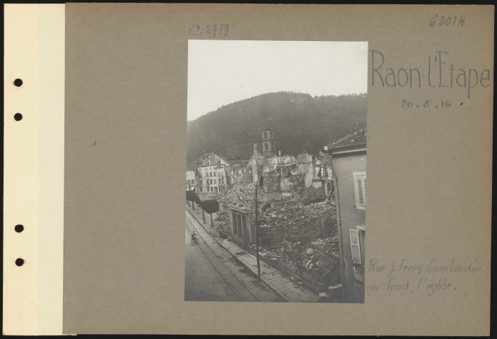 Raon-l'Étape. Rue J. Ferry bombardée. Au fond, l'église