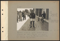 Saint-Maurice. Hôpital militaire 5 bis. Soldat Buveau amputé des deux jambes au-dessous du genou, muni de jambes artificielles et chaussé de souliers