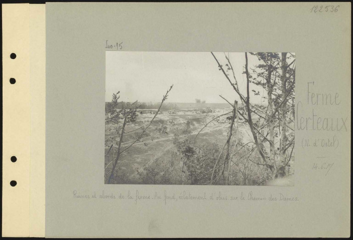 Ferme Certeaux (nord d'Ostel). Ruines et abords de la ferme. Au fond, éclatement d'obus sur le Chemin des Dames