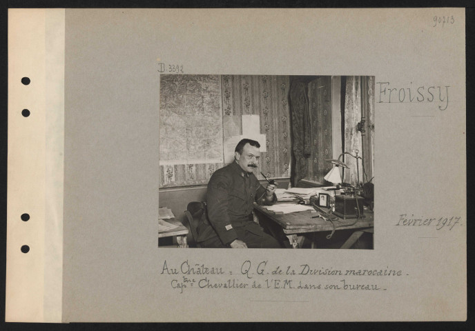 Froissy. Au château : QG de la Division marocaine. Capitaine chevallier de l'EM dans son bureau