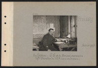 Froissy. Au château : QG de la Division marocaine. Capitaine chevallier de l'EM dans son bureau