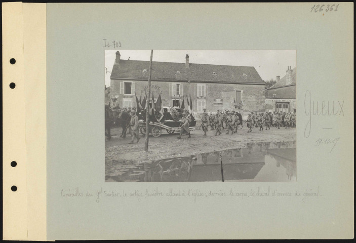 Gueux. Funérailles du général Baratier. Le cortège funèbre allant à l'église ; derrière le corps, le cheval d'armes du général