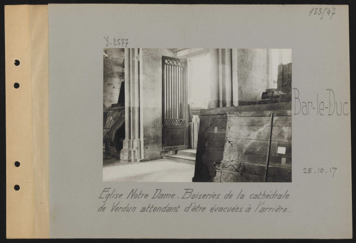Bar-le-Duc. Église Notre-Dame. Boiseries de la cathédrale de Verdun attendant d'être évacuées à l'arrière
