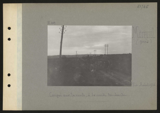 Moreuil (près). Convoi sur la route, à la nuit tombante