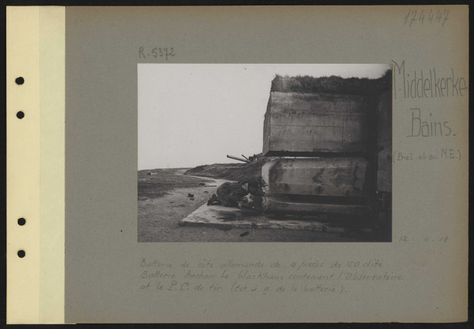 Middelkerke-Bains (près et au nord-est). Batterie de côte allemande de quatre pièces de 150 dite batterie Aachen. Le blockhaus contenant l'observatoire et le PC de tir (est à gauche de la batterie)