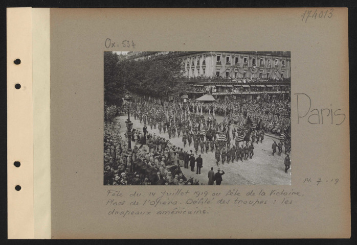 Paris. Fête du 14 juillet 1919 ou fête de la Victoire. Place de l'Opéra. Défilé des troupes : les drapeaux américains