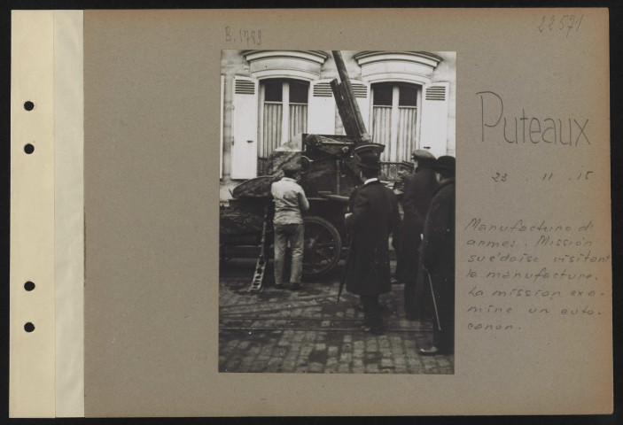 Puteaux. Manufacture d'armes. Mission suédoise visitant la manufacture. La mission examine un auto-canon