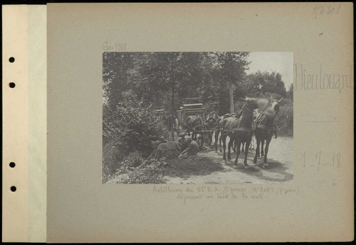 Dieulouard. Artilleurs du 51e régiment d'artillerie (5e groupe, 14e batterie, 17e pièce) déjeunant au bord de la route